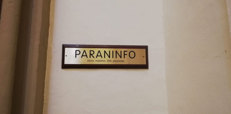 Rótulo Cartel de señalización en latón grabado en bajo relieve con tintas especiales. Rectorado de la Universidad de Sevilla.