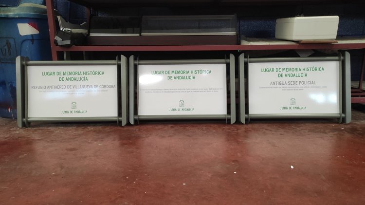 R&oacute;tulo cartel se&ntilde;alizador rotulado con vinilo sobre soporte Junta de Andaluc&iacute;a. Memoria Hist&oacute;rica en Sevilla