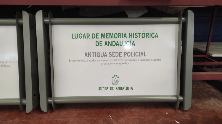R&oacute;tulo cartel se&ntilde;alizador rotulado con vinilo sobre soporte Junta de Andaluc&iacute;a. Memoria Hist&oacute;rica en Sevilla