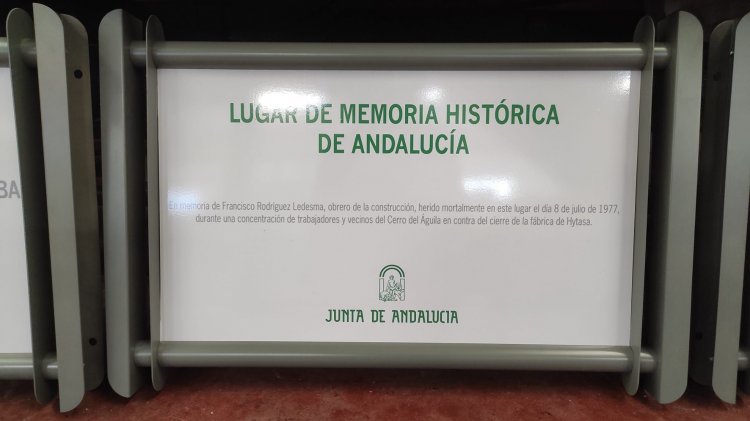 R&oacute;tulo cartel se&ntilde;alizador rotulado con vinilo sobre soporte Junta de Andaluc&iacute;a. Memoria Hist&oacute;rica en Sevilla