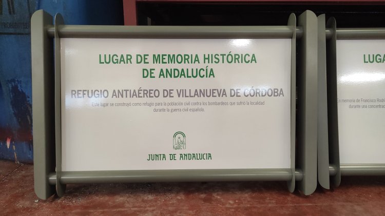 R&oacute;tulo cartel se&ntilde;alizador rotulado con vinilo sobre soporte Junta de Andaluc&iacute;a. Memoria Hist&oacute;rica en Sevilla