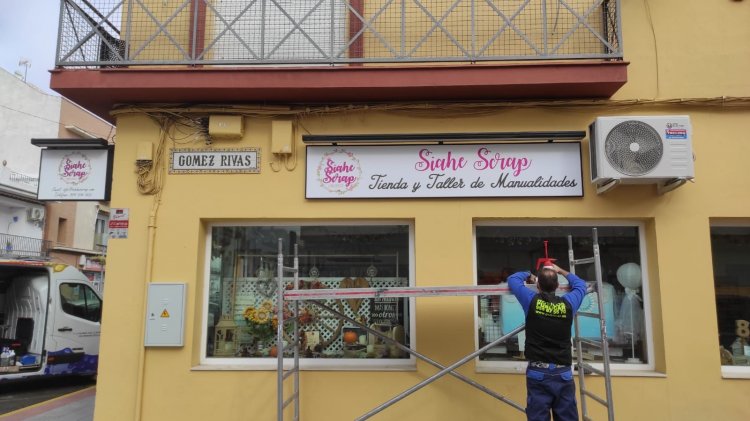 R&oacute;tulo cartel tipo luminaria en Dos Hermanas Sevilla.