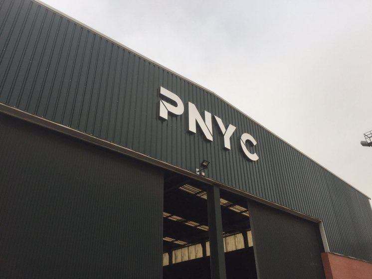 Rótulo corpóreo en acero inoxidable para PNYC en Sevilla.