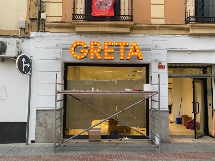 R&oacute;tulo corp&oacute;reo en letras en acero cort&eacute;n con l&aacute;mparas o bombillas exterior. Creta Dos Hermanas en Sevilla.