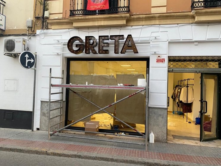 Rótulo corpóreo en letras en acero cortén con lámparas o bombillas exterior. Creta Dos Hermanas en Sevilla.