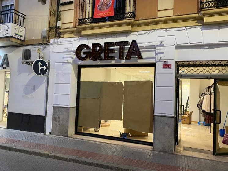 Rótulo corpóreo en letras en acero cortén con lámparas o bombillas exterior. Creta Dos Hermanas en Sevilla.