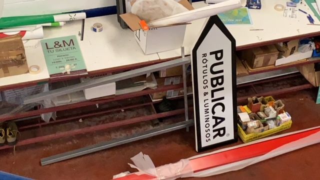 Rótulo flecha, señal vial de tráfico homologada con vinilos reflectantes nivel 1. Dos Hermanas Sevilla.