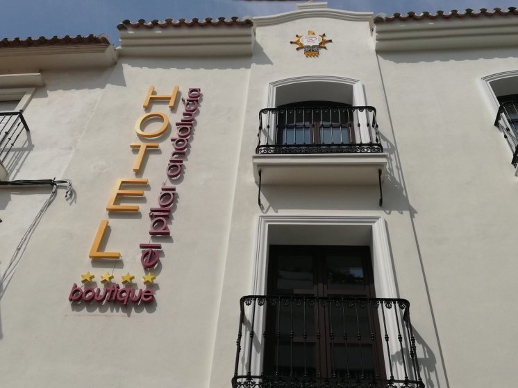Rótulo Letras corpórea con iluminación para el Hotel El Pilar de Andalucía en Estepona en Málaga.