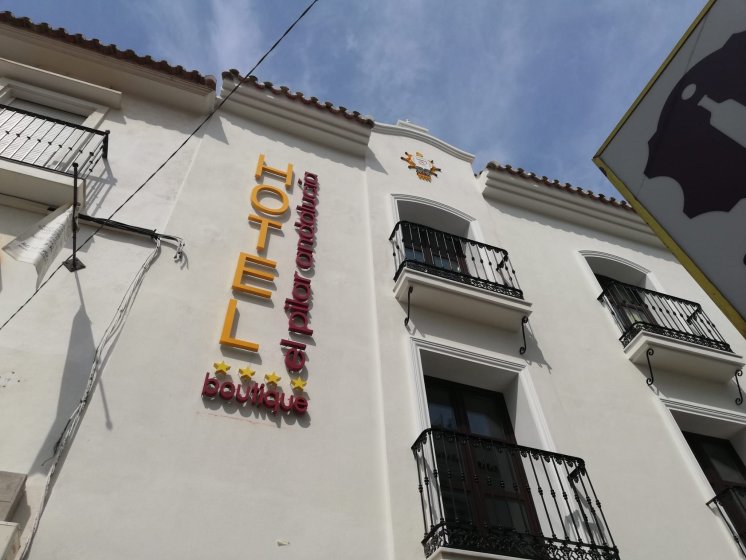 Rótulo Letras corpórea con iluminación para el Hotel El Pilar de Andalucía en Estepona en Málaga.