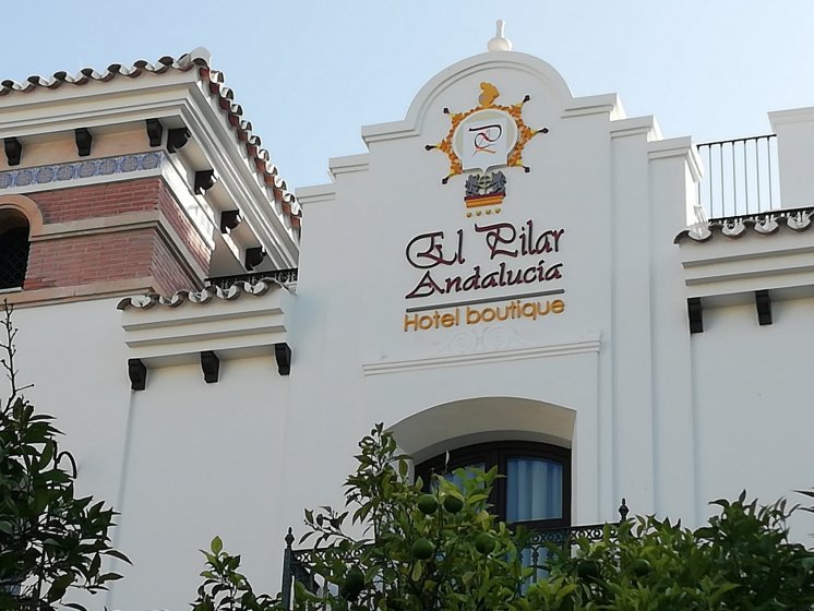 Rótulo Letras corpórea con iluminación para el Hotel El Pilar de Andalucía en Estepona en Málaga.