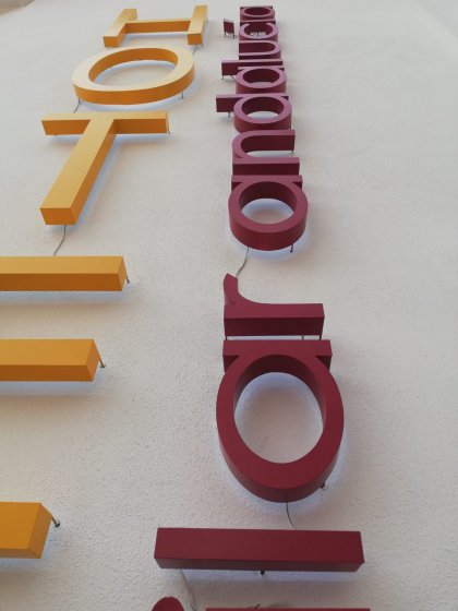 Rótulo Letras corpórea con iluminación para el Hotel El Pilar de Andalucía en Estepona en Málaga.