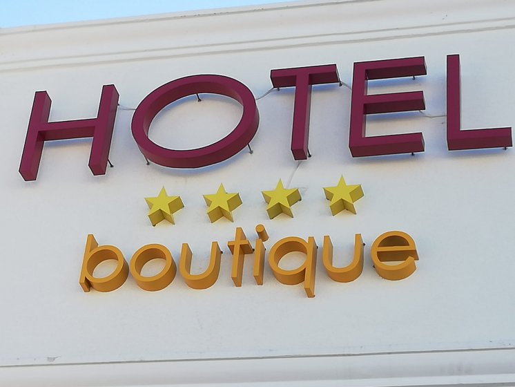 Rótulo Letras corpórea con iluminación para el Hotel El Pilar de Andalucía en Estepona en Málaga.