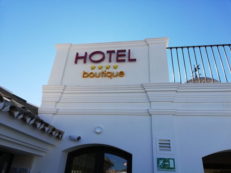 Rótulo Letras corpórea con iluminación para el Hotel El Pilar de Andalucía en Estepona en Málaga.