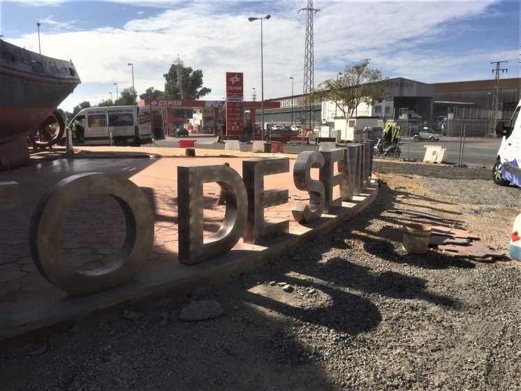 R&oacute;tulo de letras corp&oacute;reas en acero cort&eacute;n. Puerto de Sevilla. Trabajo realizado para Tragsa.
