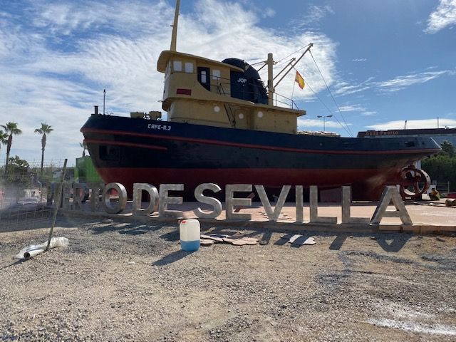 Rótulo de letras corpóreas en acero cortén. Puerto de Sevilla. Trabajo realizado para Tragsa.