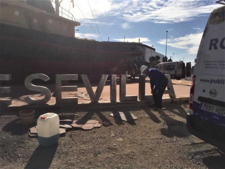 R&oacute;tulo de letras corp&oacute;reas en acero cort&eacute;n. Puerto de Sevilla. Trabajo realizado para Tragsa.