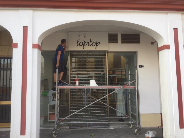 R&oacute;tulo en letras corp&oacute;reas recortadas en pvc y lacadas para Topitop en Utrera Sevilla.