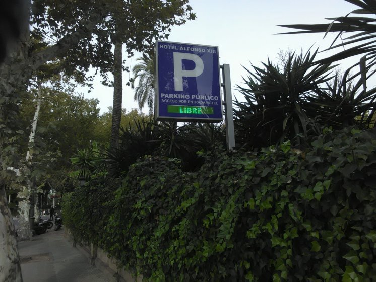 R&oacute;tulo luminoso, Banderola Parking con led libre, para Hotel Alfonso XIII en Sevilla.