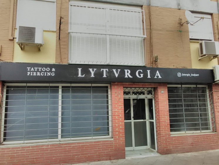 Rótulo luminoso corpóreo frentes fresados o calados. Tattoo y piercieng Lytvrgia en Sevilla.