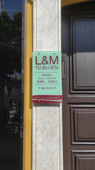 Rótulo placa fachada horario o directorio en metacrilato. Tu Silueta en Sevilla.