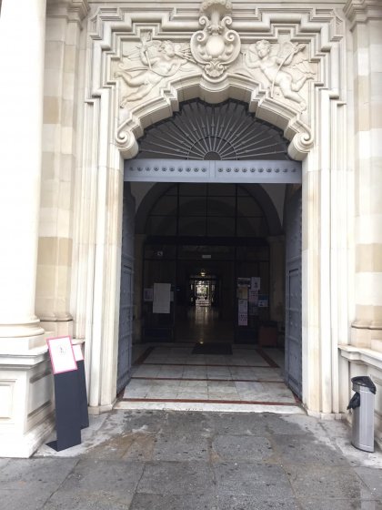 R&oacute;tulo soporte en forja y cartel informativo, para el Edificio Antigua F&aacute;brica de Tabacos de la Universidad de Sevilla, 