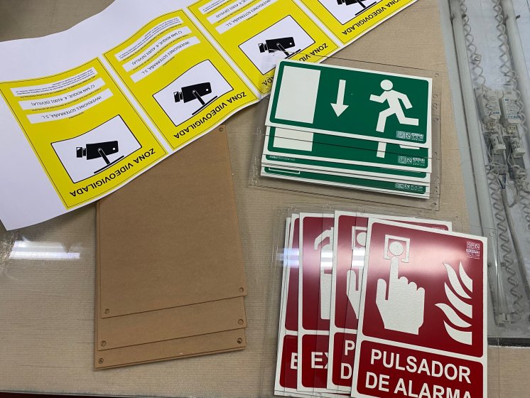 Rótulos cartel homologado en contra incendios, evacuación en fotoluminiscencia y indicador de vigilancia de cámaras.