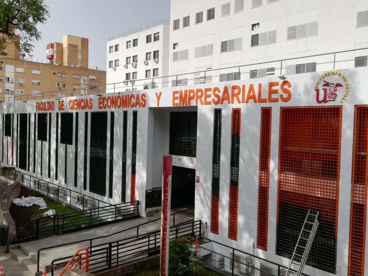 Rótulos letras corpóreas, en PVC de 30 mm recortados y lacados para la Facultad de Ciencias Económicas y Empresariales de la Universidad de Sevilla.