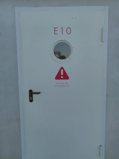 Rótulos en vinilo de corte para marcar puertas, Sofitec en Sevilla. 