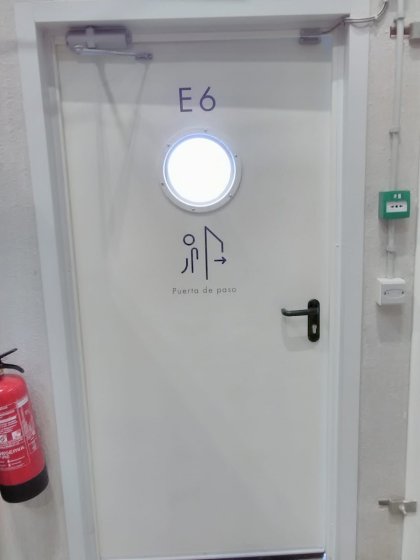 Rótulos en vinilo de corte para marcar puertas, Sofitec en Sevilla. 