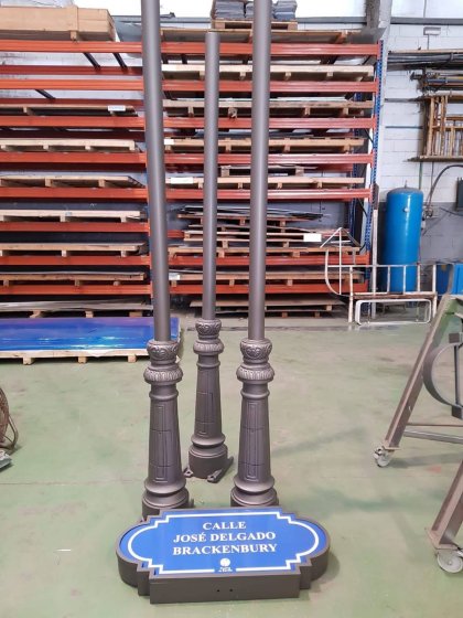 Se&ntilde;ales hist&oacute;ricas de ornamentaci&oacute;n en hierro fundido y forja para el Ayuntamiento de Sevilla. Colocadas en El Puerto de Sevilla para Tragsa.