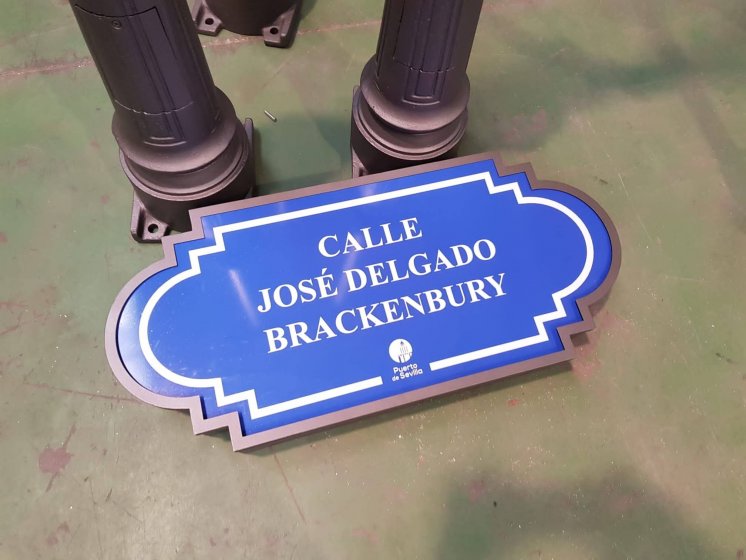 Se&ntilde;ales hist&oacute;ricas de ornamentaci&oacute;n en hierro fundido y forja para el Ayuntamiento de Sevilla. Colocadas en El Puerto de Sevilla para Tragsa.