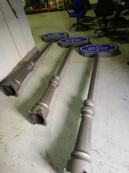 Se&ntilde;ales hist&oacute;ricas de ornamentaci&oacute;n en hierro fundido y forja para el Ayuntamiento de Sevilla. Colocadas en El Puerto de Sevilla para Tragsa.