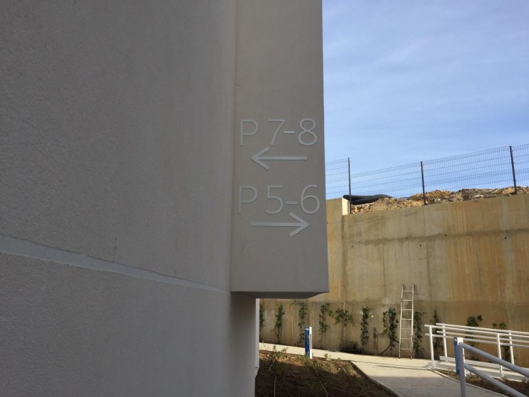 Se&ntilde;al&eacute;tica para la se&ntilde;alizaci&oacute;n de Urbanizaci&oacute;n en letras y n&uacute;meros recortados en aluminio anodizado de 20 cm. Estepona M&aacute;laga 