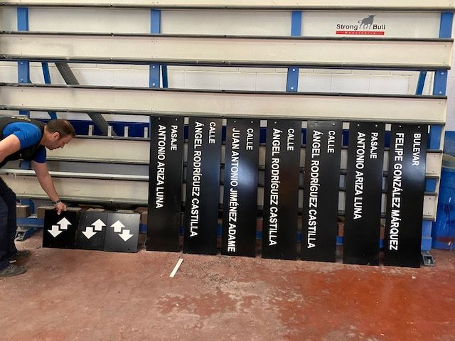 Se&ntilde;alizaci&oacute;n de calles en zona Entren&uacute;cleos de Dos Hermanas Sevilla.