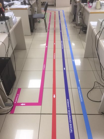 Señalización de suelos en vinilo en impresión digital con laminado suelo antideslizante, para el área Docente del Rectorado de la Universidad de Sevilla.