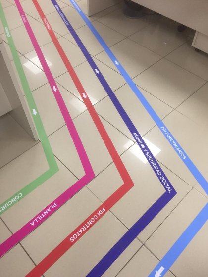 Se&ntilde;alizaci&oacute;n de suelos en vinilo en impresi&oacute;n digital con laminado suelo antideslizante, para el &aacute;rea Docente del Rectorado de la Universidad de Sevilla.