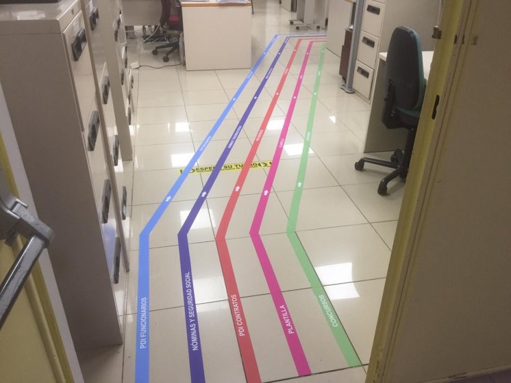 Señalización de suelos en vinilo en impresión digital con laminado suelo antideslizante, para el área Docente del Rectorado de la Universidad de Sevilla.