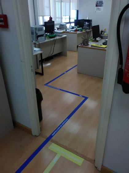Se&ntilde;alizaci&oacute;n de suelos en vinilo en impresi&oacute;n digital con laminado suelo antideslizante, para el Rectorado de la Universidad de Sevilla.