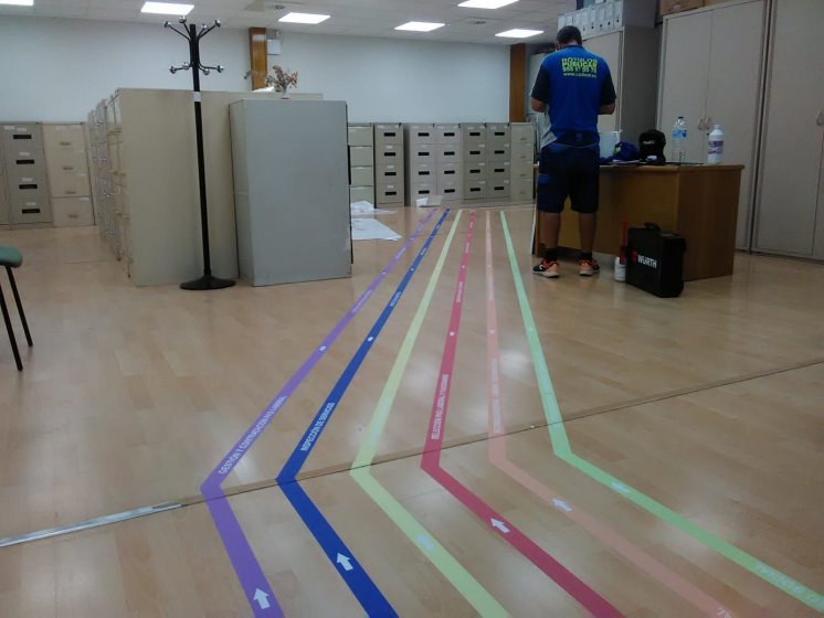 Señalización de suelos en vinilo en impresión digital con laminado suelo antideslizante, para el Rectorado de la Universidad de Sevilla.