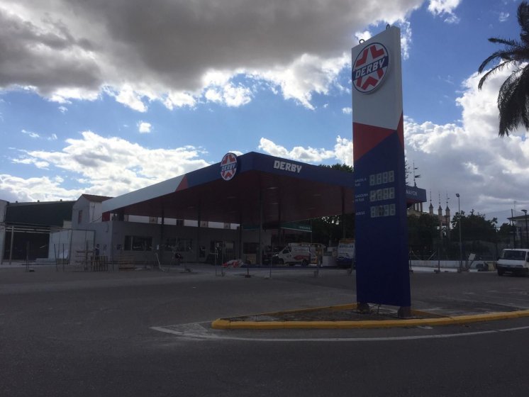 T&oacute;tem de gasolinera con marcadores y personalizado para Derby en Montemayor C&oacute;rdoba.