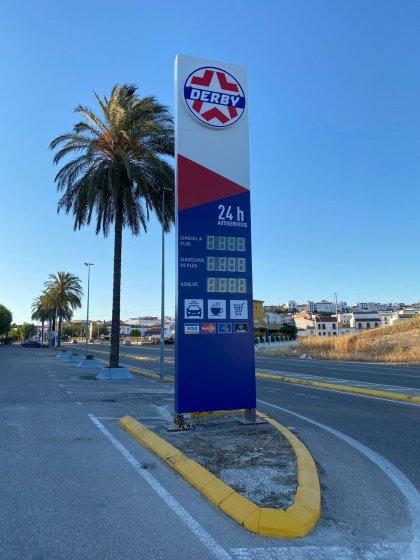 T&oacute;tem de gasolinera con marcadores y personalizado para Derby en Montemayor C&oacute;rdoba.