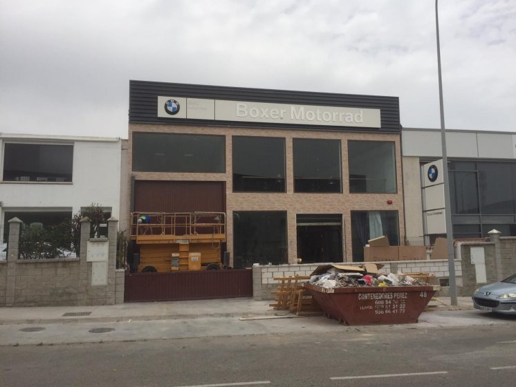 Tótem en instalaciones de Concesionario BMW Motorrad Boxer Algeciras. Lienzos, cuadros, textos recortados vinilos.