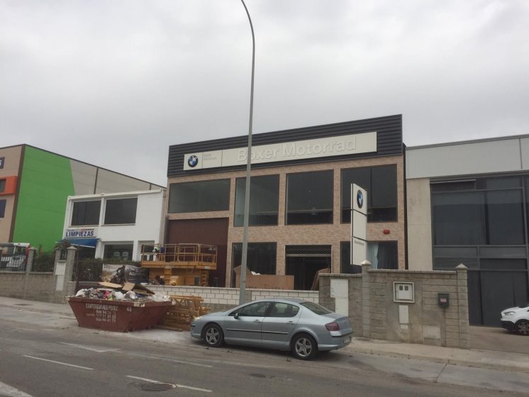 T&oacute;tem en instalaciones de Concesionario BMW Motorrad Boxer Algeciras. Lienzos, cuadros, textos recortados vinilos.