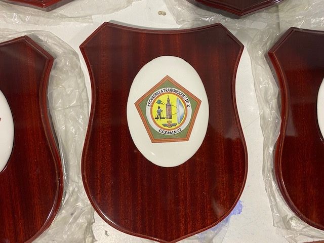 Trofeo Metopa de madera con gr&aacute;fica en cer&aacute;mica. Ej&eacute;rcito del Aire Sevilla.