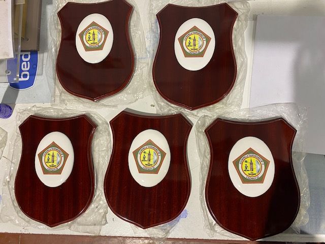 Trofeo Metopa de madera con gr&aacute;fica en cer&aacute;mica. Ej&eacute;rcito del Aire Sevilla.