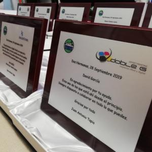 Placa conmemorativa con estuche, personalizada en impresi&oacute;n digital.