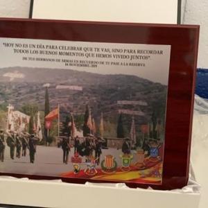 Placa conmemorativa con estuche, personalizada en impresi&oacute;n digital.