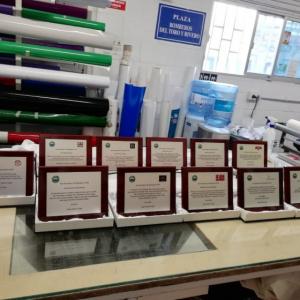 Placa conmemorativa con estuche, personalizada en impresi&oacute;n digital.