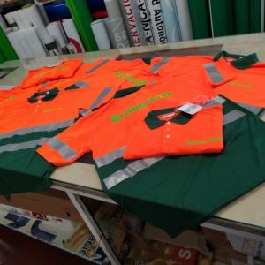 Polos de trabajo en transfer personalizados para Brókerled Sevilla.