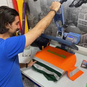 Polos de trabajo en transfer personalizados para Brókerled Sevilla.